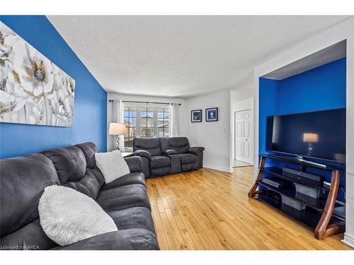 386 Cooke Crescent, Kingston, ON - Indoor Photo Showing Living Room
