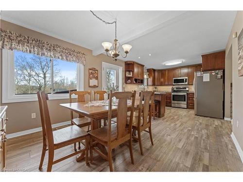 315 Amherst Drive, Amherstview, ON - Indoor Photo Showing Dining Room