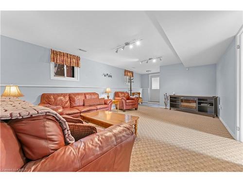315 Amherst Drive, Amherstview, ON - Indoor Photo Showing Living Room