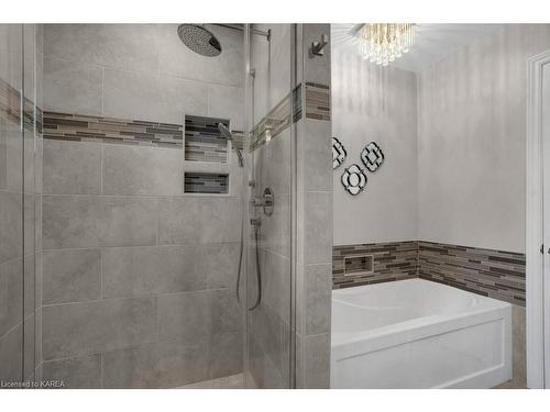 328 Renda Street, Kingston, ON - Indoor Photo Showing Bathroom