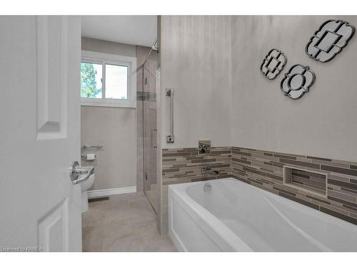 328 Renda Street, Kingston, ON - Indoor Photo Showing Bathroom