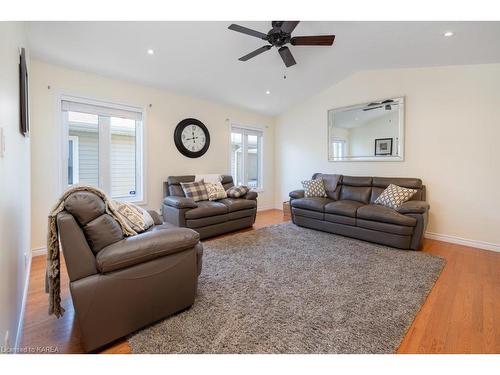 122 Islandview Drive, Amherstview, ON - Indoor Photo Showing Living Room
