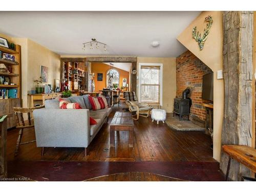 528 Bagot Street, Kingston, ON - Indoor Photo Showing Living Room