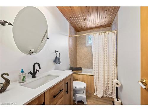 6862 Smith Lane, Inverary, ON - Indoor Photo Showing Bathroom
