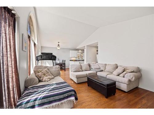 71 Dalgleish Avenue, Kingston, ON - Indoor Photo Showing Living Room