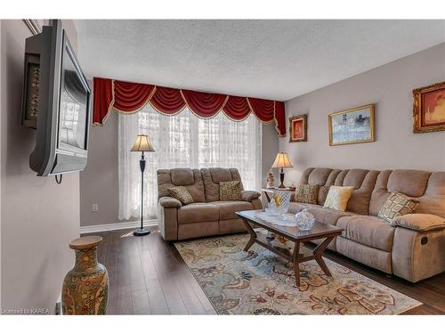 187 Sutherland Drive, Kingston, ON - Indoor Photo Showing Living Room
