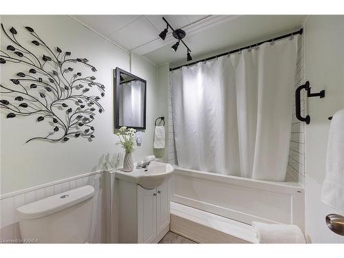 717 Centre Street, Kingston, ON - Indoor Photo Showing Bathroom