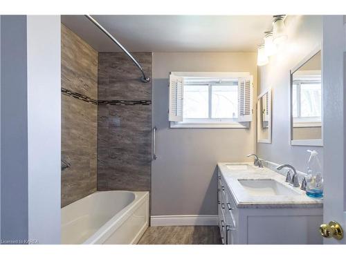 75 Poplar Street, Belleville, ON - Indoor Photo Showing Bathroom
