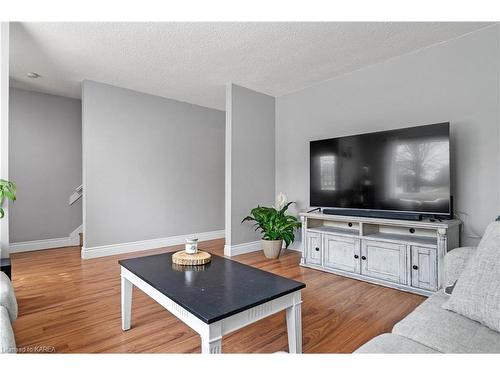 73-3 Rosemund Crescent, Kingston, ON - Indoor Photo Showing Living Room