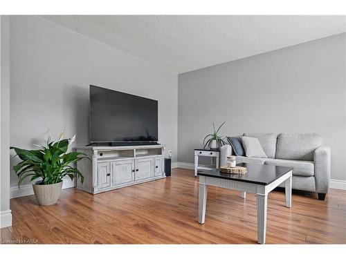 73-3 Rosemund Crescent, Kingston, ON - Indoor Photo Showing Living Room