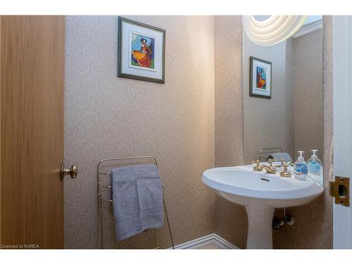 1602-185 Ontario Street, Kingston, ON - Indoor Photo Showing Bathroom