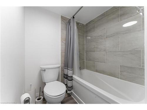 116-580 Armstrong Road, Kingston, ON - Indoor Photo Showing Bathroom