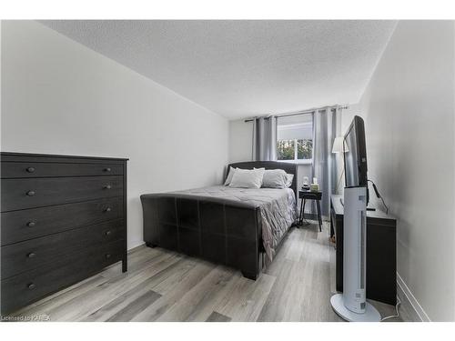 116-580 Armstrong Road, Kingston, ON - Indoor Photo Showing Bedroom