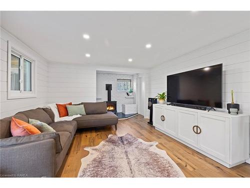 200 Old Orchard Road, Bath, ON - Indoor Photo Showing Living Room