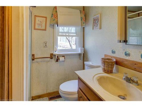 25 Cedar Lane, Westport, ON - Indoor Photo Showing Bathroom