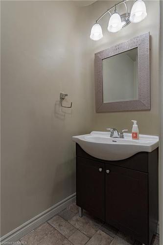 2-41 William Street, Kingston, ON - Indoor Photo Showing Bathroom