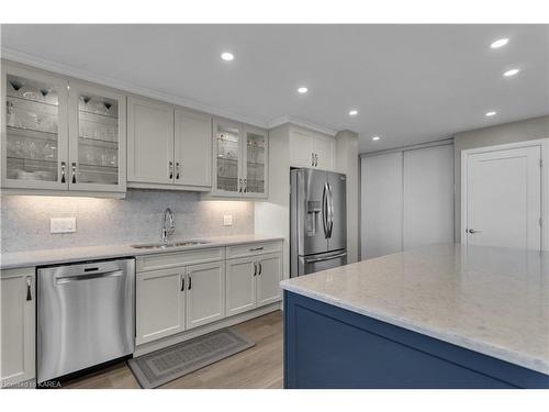 1207-165 Ontario Street, Kingston, ON - Indoor Photo Showing Kitchen With Upgraded Kitchen