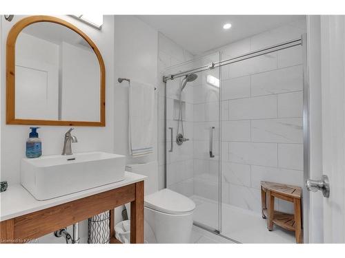 1207-165 Ontario Street, Kingston, ON - Indoor Photo Showing Bathroom