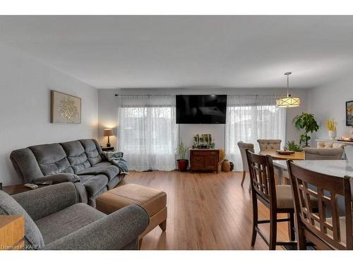 529 Davis Drive, Kingston, ON - Indoor Photo Showing Living Room