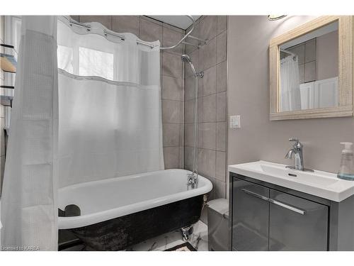 5153 Bath Rd Road, Bath, ON - Indoor Photo Showing Bathroom