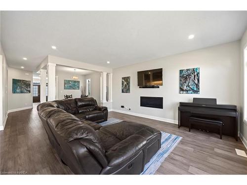 815 Riverview Way, Kingston, ON - Indoor Photo Showing Living Room