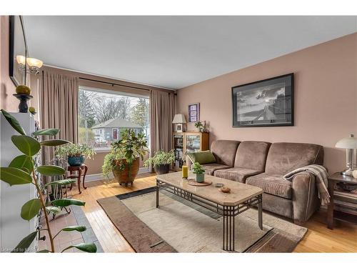 159 Carruthers Avenue, Kingston, ON - Indoor Photo Showing Living Room