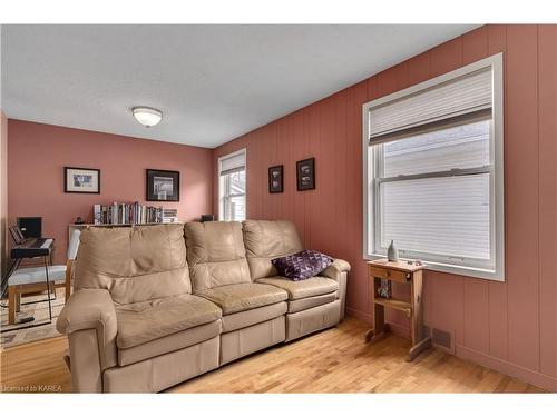 159 Carruthers Avenue, Kingston, ON - Indoor Photo Showing Living Room