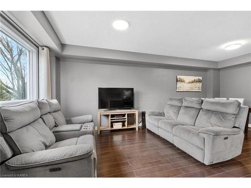 700 Mclean Court, Kingston, ON - Indoor Photo Showing Living Room