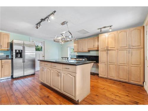 4639 Bath Road, Amherstview, ON - Indoor Photo Showing Kitchen