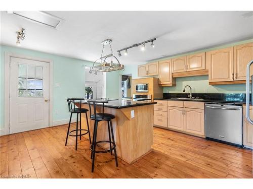 4639 Bath Road, Amherstview, ON - Indoor Photo Showing Kitchen