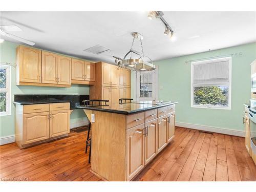 4639 Bath Road, Amherstview, ON - Indoor Photo Showing Kitchen