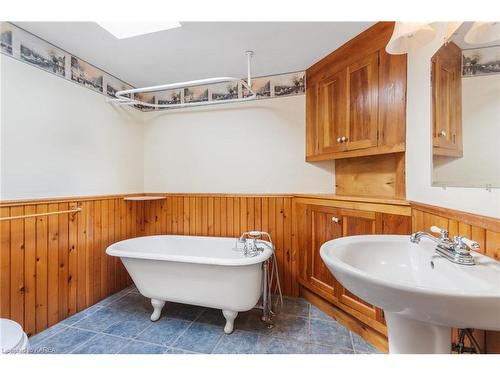 4639 Bath Road, Amherstview, ON - Indoor Photo Showing Bathroom