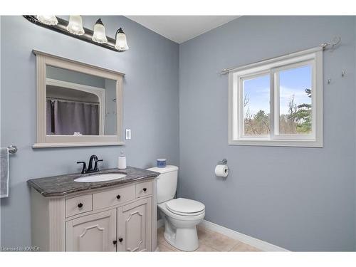 261 Long Point Road, Lyndhurst, ON - Indoor Photo Showing Bathroom