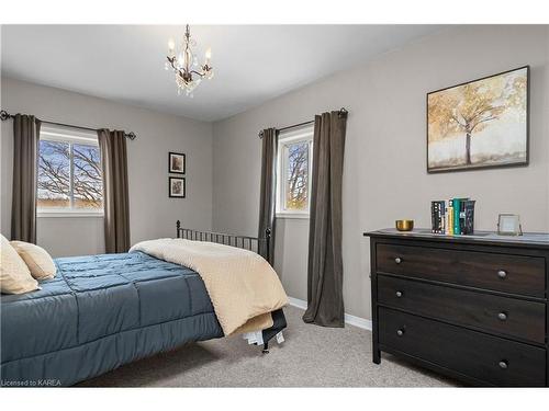 261 Long Point Road, Lyndhurst, ON - Indoor Photo Showing Bedroom