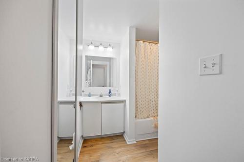 414-310 Kingsdale Avenue, Kingston, ON - Indoor Photo Showing Bathroom