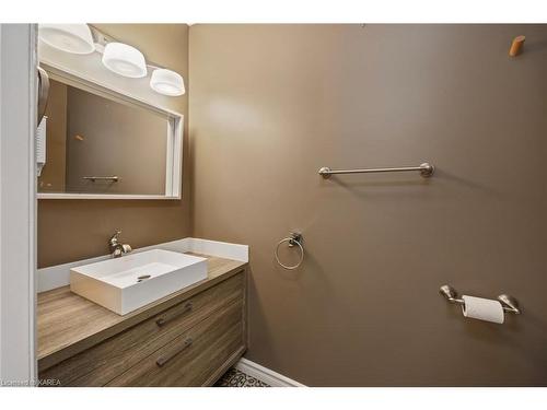 690 Davis Drive, Kingston, ON - Indoor Photo Showing Bathroom