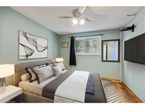 690 Davis Drive, Kingston, ON - Indoor Photo Showing Bedroom