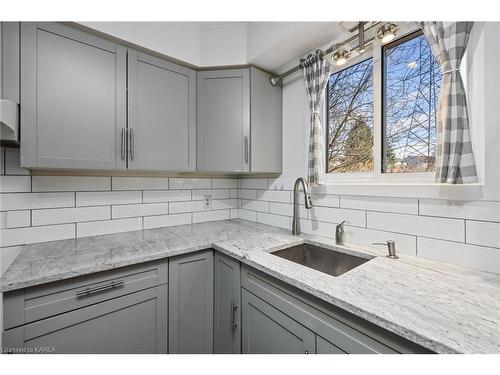 690 Davis Drive, Kingston, ON - Indoor Photo Showing Kitchen With Upgraded Kitchen