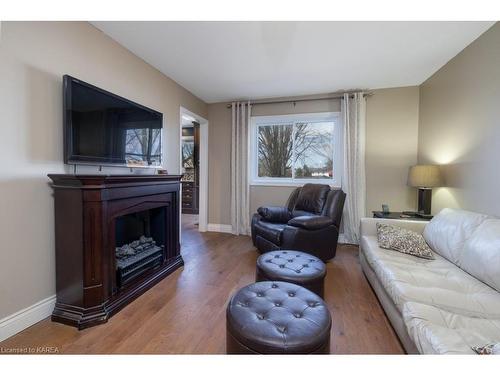 820 Cataraqui Woods Drive, Kingston, ON - Indoor Photo Showing Living Room