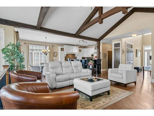 98 Windermere Boulevard, Bath, ON - Indoor Photo Showing Living Room