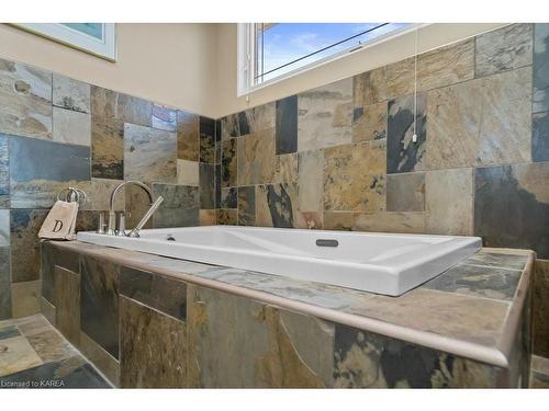 98 Windermere Boulevard, Bath, ON - Indoor Photo Showing Bathroom