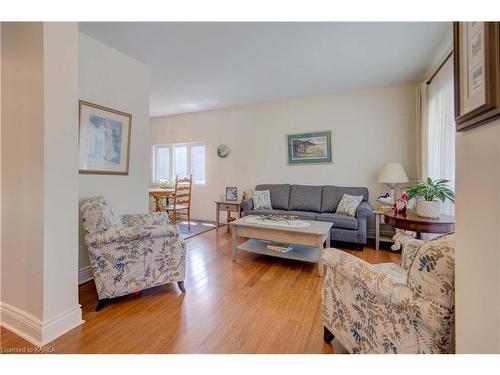 31 George Street, Westport, ON - Indoor Photo Showing Living Room