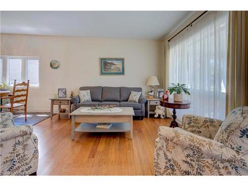 31 George Street, Westport, ON - Indoor Photo Showing Living Room