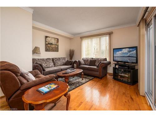 245 Arnold Street, Kingston, ON - Indoor Photo Showing Living Room