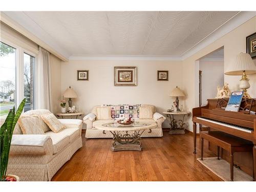 245 Arnold Street, Kingston, ON - Indoor Photo Showing Living Room