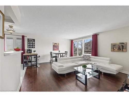 203-315 Regent Street, Kingston, ON - Indoor Photo Showing Living Room