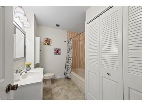 203-315 Regent Street, Kingston, ON - Indoor Photo Showing Bathroom