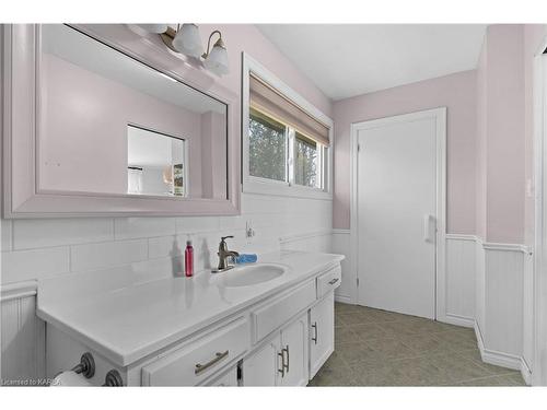 915 School Road, Kingston, ON - Indoor Photo Showing Bathroom