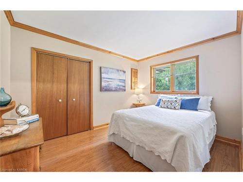 1519 Ormsbee Road, South Frontenac, ON - Indoor Photo Showing Bedroom