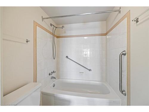 1005-185 Ontario Street, Kingston, ON - Indoor Photo Showing Bathroom